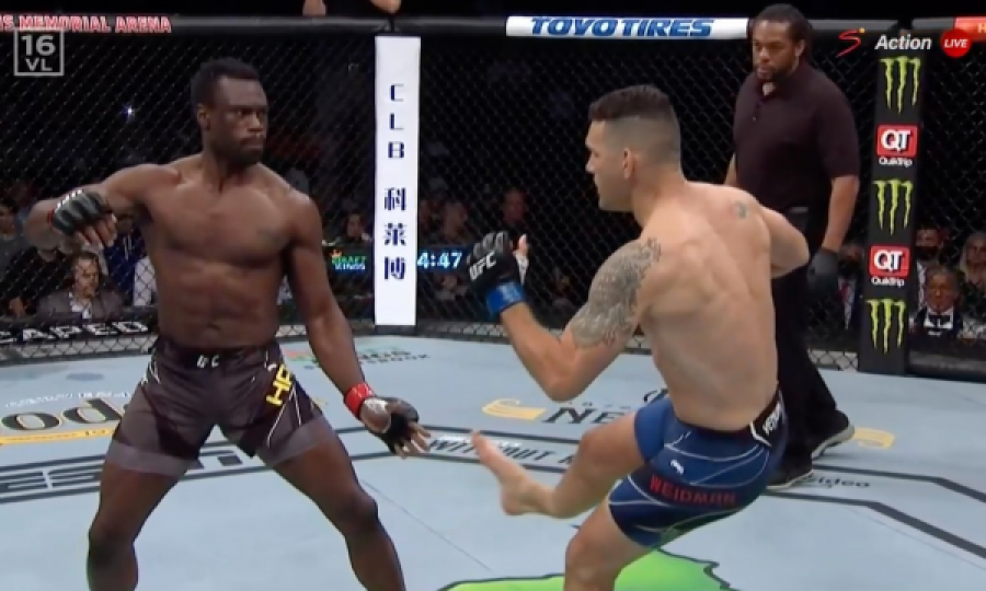 E frikshme, luftëtari i UFC e thyen këmbën gjatë duelit