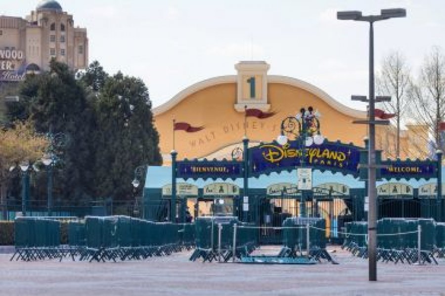 Disnayland në Francë kthehet në arenë për vaksinimin masiv