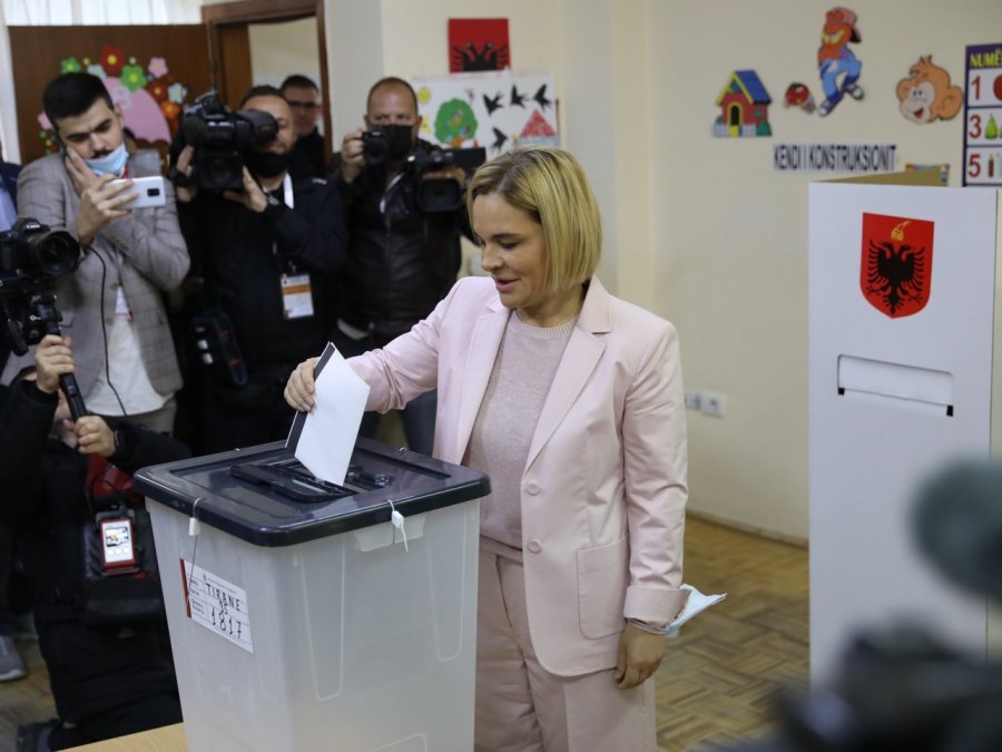 Monika Kryemadhi: Drejt qendrave të votimit të qetë e të bindur, vota është e shenjtë! 