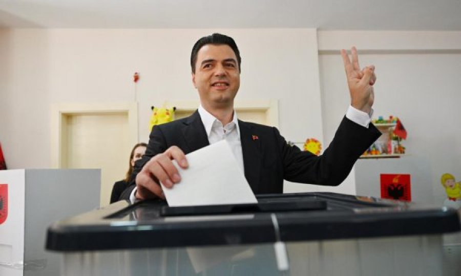 “Zoti e bekoftë Shqipërinë!”/ Lulzim Basha voton me 2 gishtat lart 