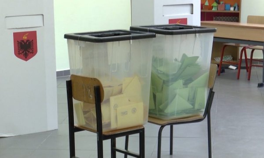  Ministri i Qeverisë Kurti shkon për të votuar në Tiranë