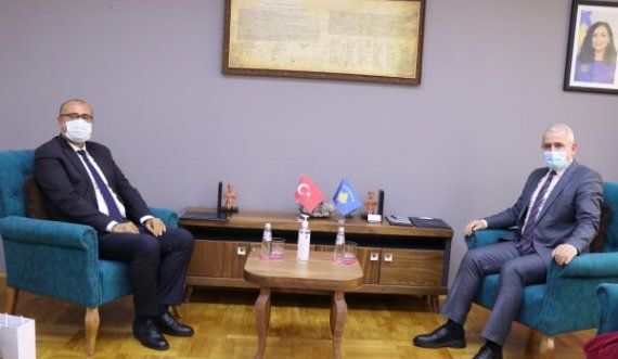 Xhelal Sveçla takohet me ambasadorin e Turqisë, flasin për vazhdimin e bashkëpunimit 