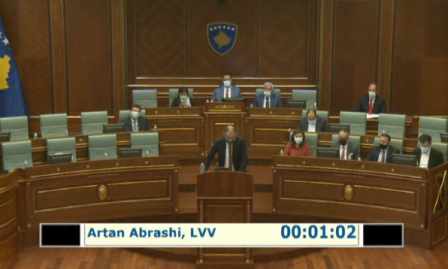 Artan Abrashi – opozitës: Nuk reaguat kur u fyen Vjosa Osmani, Adelina Grainca e Albena Reshitaj 