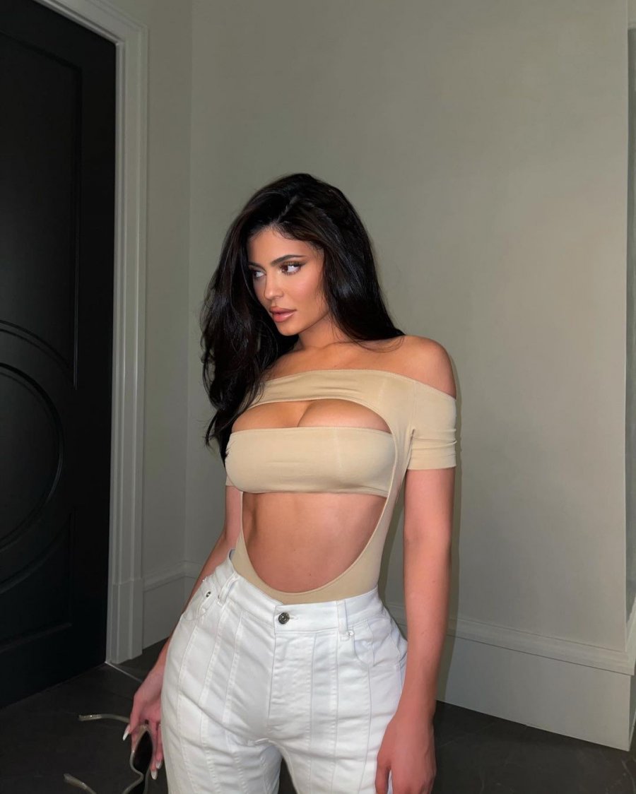 Kylie Jenner rikthen trendin e viteve të 90-ta