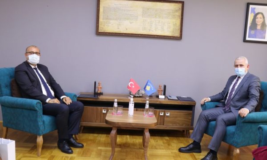 Xhelal Sveçla takohet me ambasadorin e Turqisë, flasin për vazhdimin e bashkëpunimit 