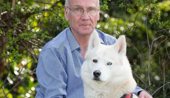  Qeni Husky e shpëton të porsalindurin e braktisur në një park në Britani 