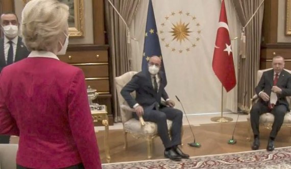 Von der Leyen e akuzon Erdoganin për seksizëm: Më lanë në këmbë se jam grua