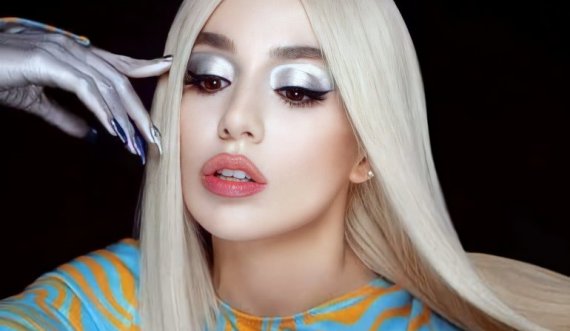 Ava Max është në dilemë për look-un e saj dhe ka patjetër nevojë për mendimin tuaj!