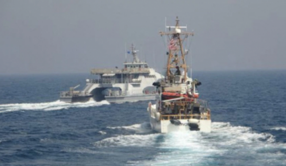  Anija iraniane ua pret udhën rrezikshëm anijeve amerikane në Gjirin Persik 