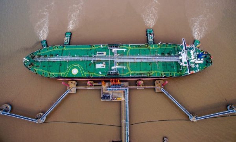 Tjetër katastrofë në ujëra, aksidentohet anija me 1 milion fuçi naftë