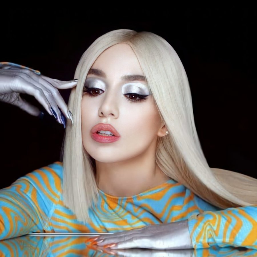 Ava Max është në dilemë për look-un e saj dhe ka patjetër nevojë për mendimin tuaj!