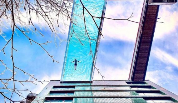  Londër: Pishina në qiell, me pjesën e poshtme transparente 