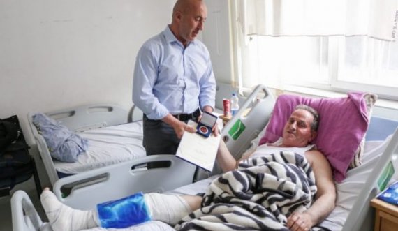 Haradinaj viziton shokun e luftës në spital, i ndan medalje
