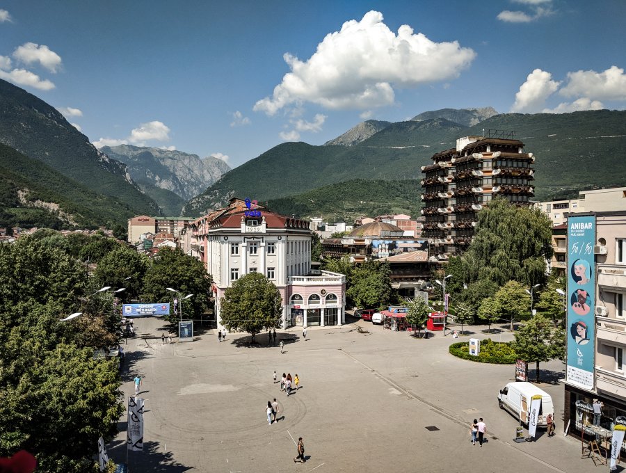 21-vjeçarja që ra nga kati i tretë i hotelit në Pejë në gjendje të rëndë
