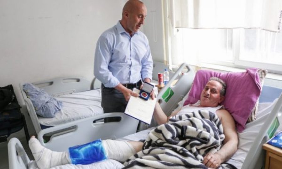Haradinaj viziton shokun e luftës në spital, i ndan medalje