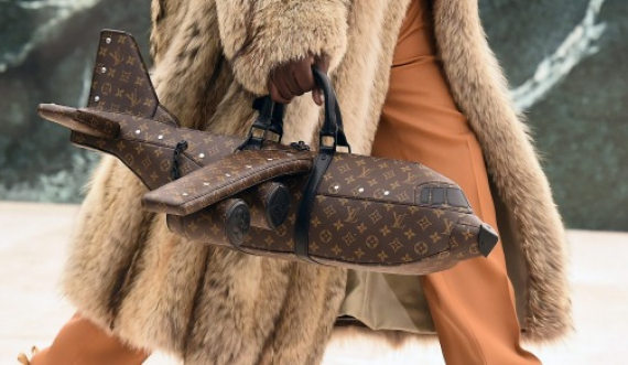  Ky është çmimi marramendës i çantës Louis Vuitton në formë avioni 