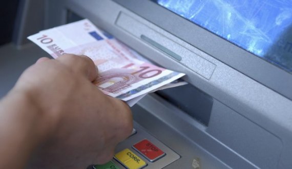  Punëtori i bankës në Prishtinë raporton në polici për deponimin e 784 eurove falso 
