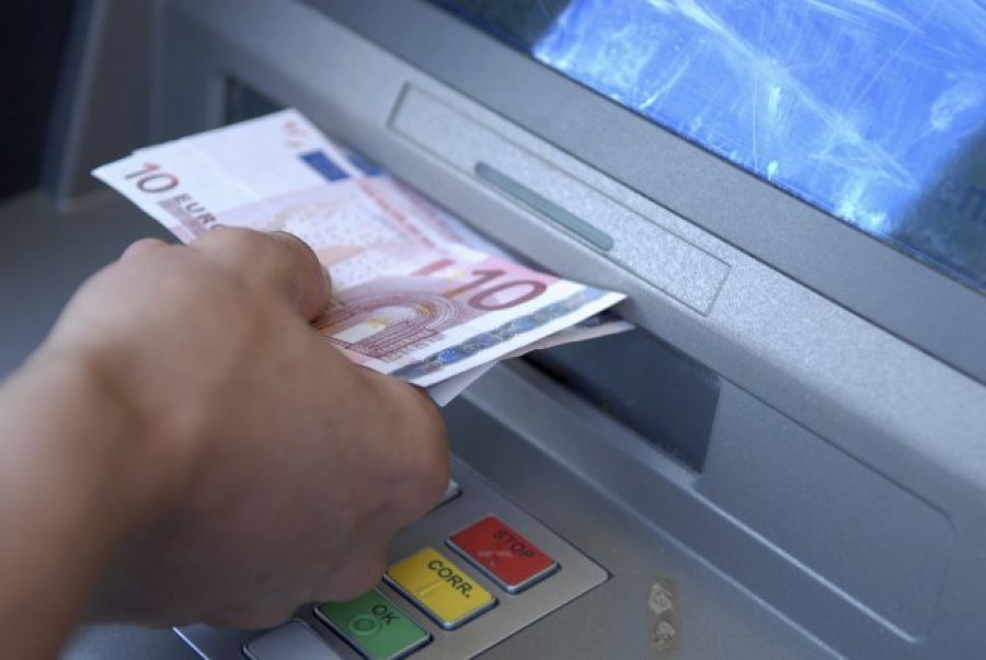  Punëtori i bankës në Prishtinë raporton në polici për deponimin e 784 eurove falso 