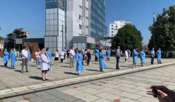  Infermierët protestojnë para QKUK-së, kjo është kërkesa kryesore e tyre 