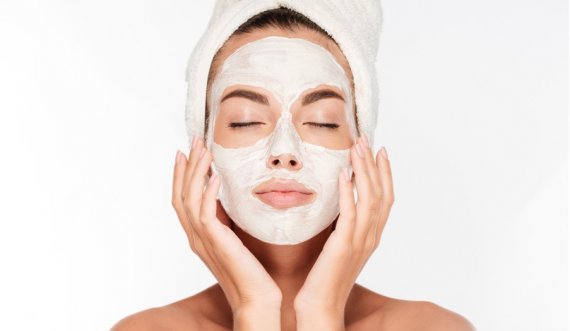 Një maskë e thjeshtë mund të tendosë në mënyrë perfekte lëkurën tënde
