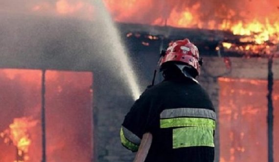  Në Prishtinë zjarri kaplon një lokal, zjarrfikësit dalin në vendin e ngjarjes 