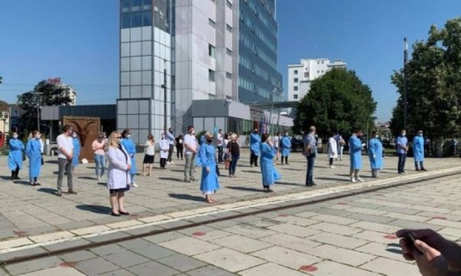  Infermierët protestojnë para QKUK-së, kjo është kërkesa kryesore e tyre 