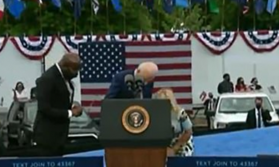  Joe Biden e kërkon maskën në foltore e mes letrash, sigurimi i sjell një tjetër 
