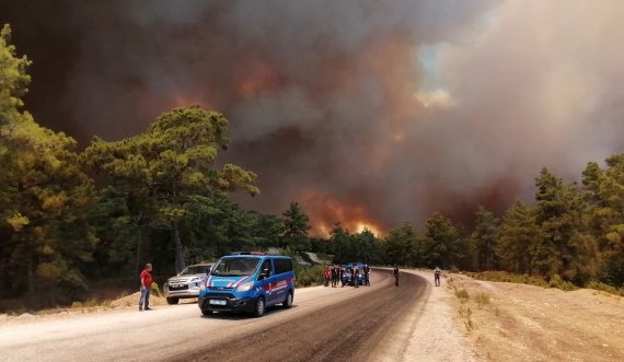 Shumë turistë evakuohen nga vendpushimet pas zjarreve të mëdha në Turqi