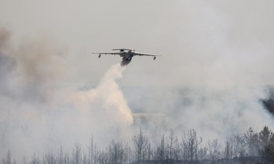 Zjarre shkatërruese në zonat turistike në Greqi e Turqi