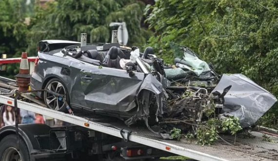  Po ndiqej nga policia: Vetura e tipit “Audi” shkatërrohet totalisht në aksident, vdesin 2 persona 