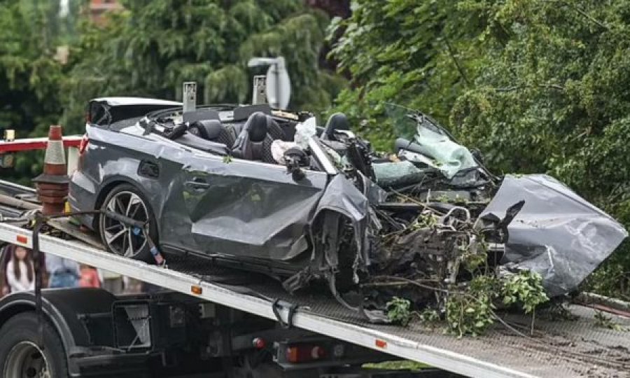  Po ndiqej nga policia: Vetura e tipit “Audi” shkatërrohet totalisht në aksident, vdesin 2 persona 