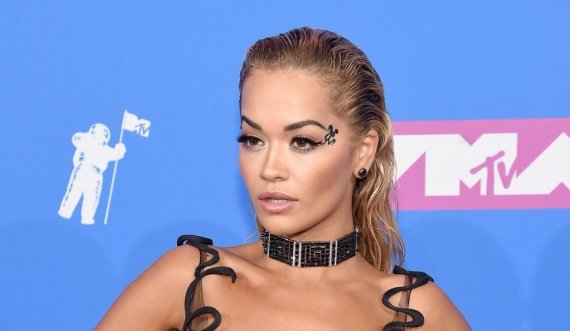 Rita Ora ekspozon fundshpinen në fustan të bardhë