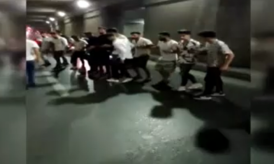  Bllokojnë tunelin dhe fillojnë të vallëzojnë, kështu e përcjellin shokun në ushtri disa të rinj 