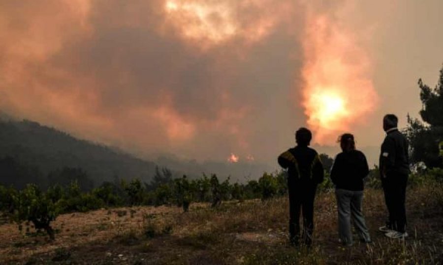 Pamje të frikshme nga zjarri në Greqi