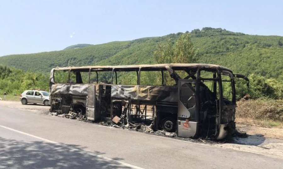  “20 persona ishin brenda”, pamje nga vendi ku autobusi i Novi Pazarit u përfshi nga flakët 