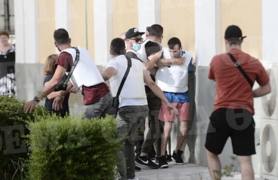  Del para gjykatës shqiptari që vrau gruan, sulmohet nga familajrët e 31-vjeçares 