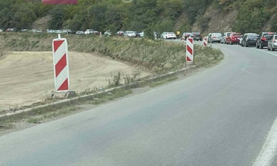 Pritje dhe kolona të gjata në kufirin Maqedoni-Kosovë