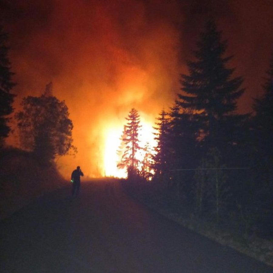 Pamje nga situata alarmuese me zjarre në Rugovë