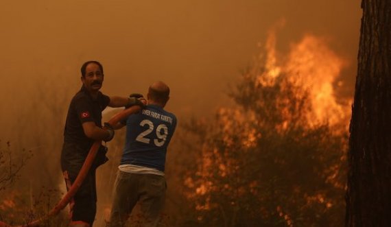  Turqia ende duke u “përvëluar”, temperatura arrin në 50 gradë 