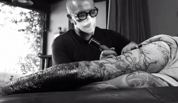 Plot 13 orë punë, këngëtari i njohur realizon tatuazhin gjigant në këmbë
