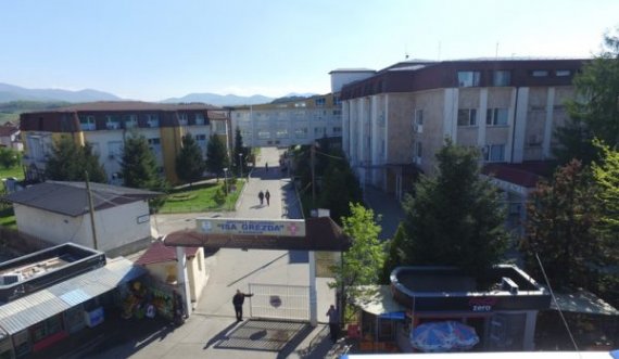  E rrahën me grushte e ia morën qaforen rreth 2 mijë euroshe, detaje për sulmin ndaj sigurimit të spitalit në Gjakovë
