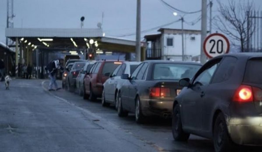  Kolona deri në një kilometër në Merdare, pritjet mbi dy orë 