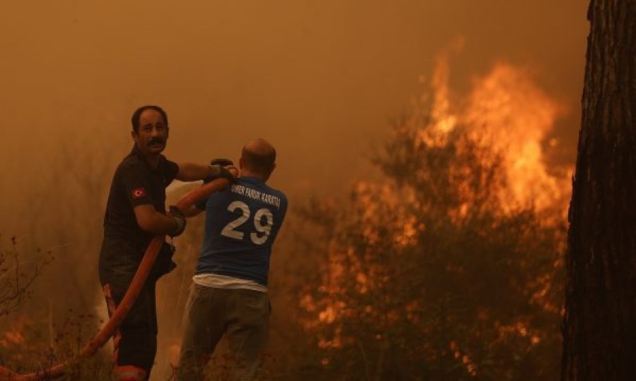  Turqia ende duke u “përvëluar”, temperatura arrin në 50 gradë 