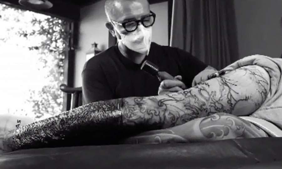 Plot 13 orë punë, këngëtari i njohur realizon tatuazhin gjigant në këmbë