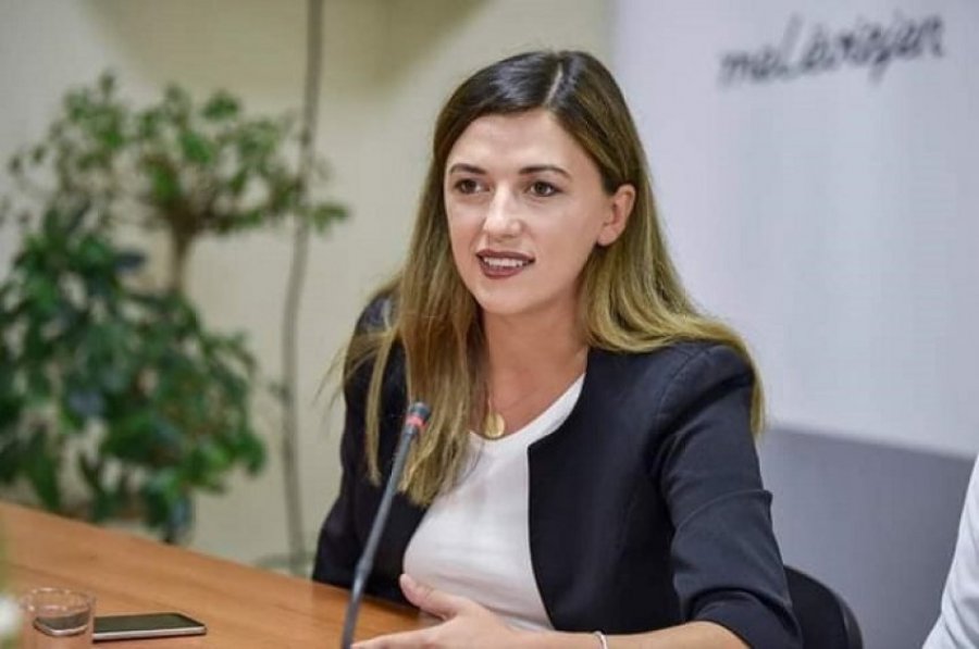 Albulena Haxhiu mban konferencë për media, lidhur me përgjimet e publikuara 