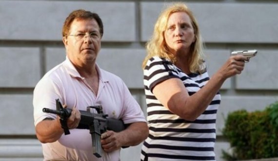 Falet çifti amerikan që u drejtoi armët protestuesve