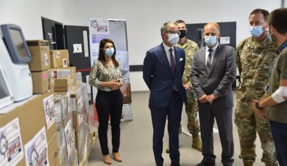 Nga Ambasada Amerikane në Prishtinë i dhurojnë Kosovës pajisje mjekësore në vlerë 300 mijë dollarë