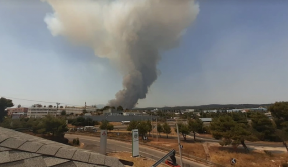 Rindizen vatrat e zjarrit në Athinë, ndërhyhet nga toka dhe ajri