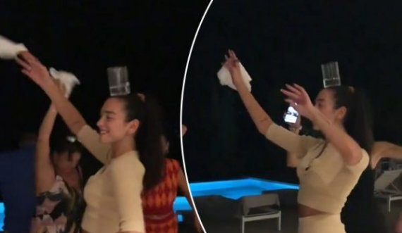 “Dua Lipa po ‘i djeg’ pushimet në jug”, Daily Mail, disa shkrime për artisten dhe Shqipërinë