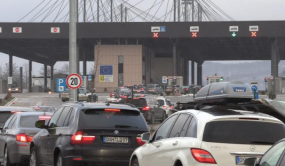  Kolona të gjata në Merdarë, qytetarët presin deri në dy orë e gjysmë për ta kaluar kufirin 